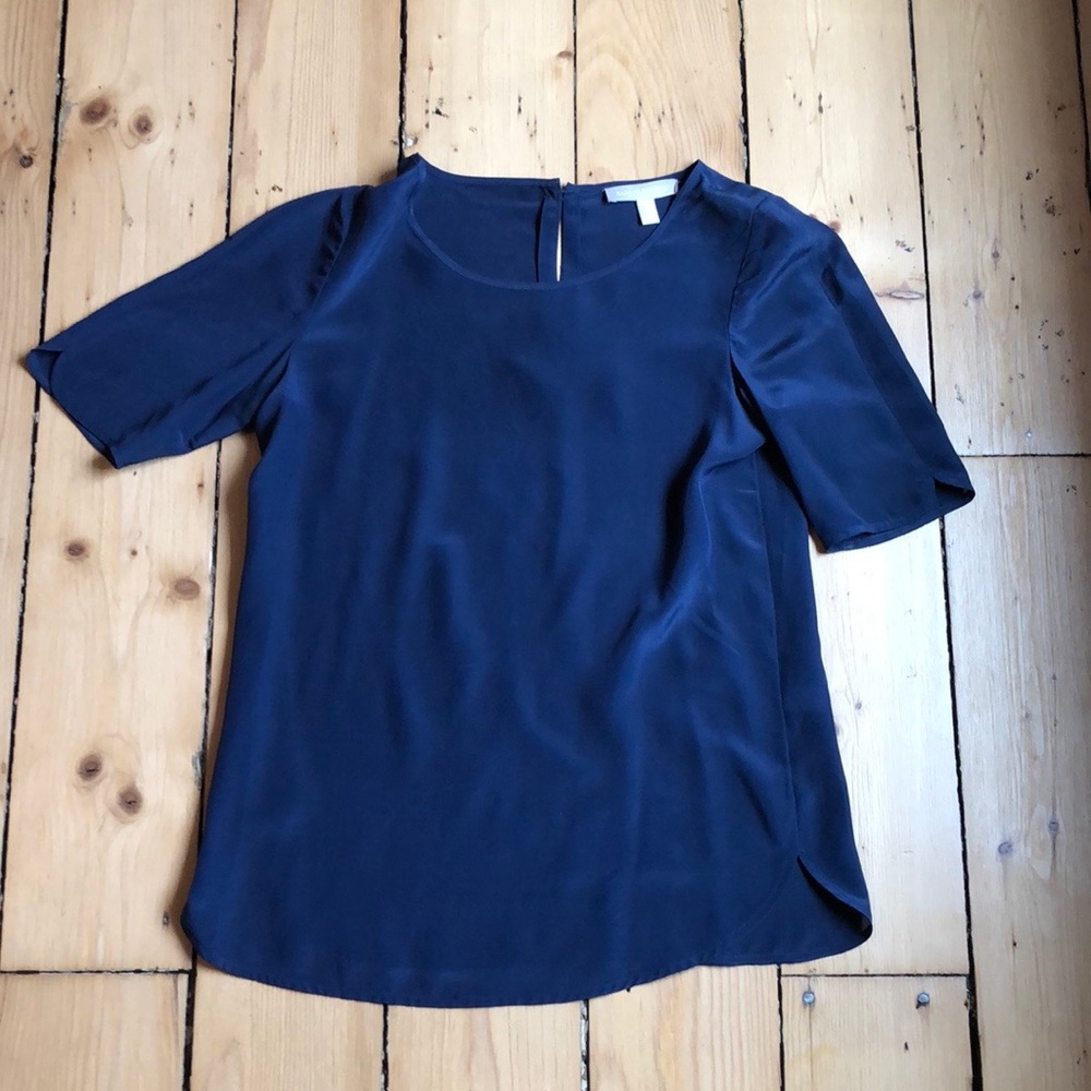 🌸🌺Navy blue scalloped silk top